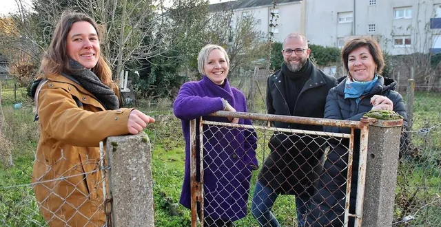 photo  florie-anne gardy et amandine maubert, de la marque nous mêmes, aux côtés de deux parents d’enfants en situation de handicap et soutiens du projet d’habitat inclusif, en décembre 2022, à l’emplacement des jardins de l’impasse renaudeau où la construction est annoncée.  &copy;  archives ouest-france 