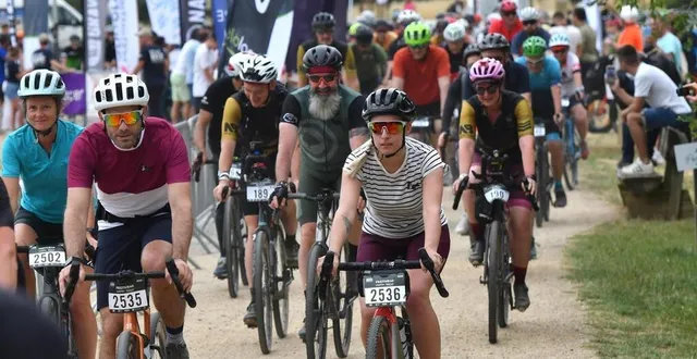 photo  départ de la rando festive vers savennières  &copy;  co - michel durigneux 