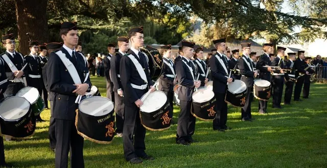 photo  en tenue de tradition, les élèves de la whâ prennent plaisir à rythmer les cérémonies militaires.  &copy;  jean-philippe maudet 