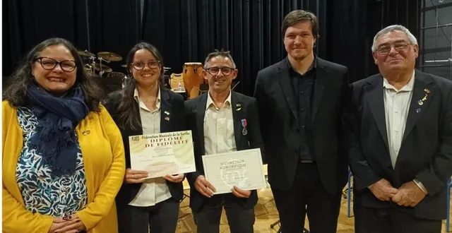 photo  laurent et gabrielle chevallier, entourés de catherine paineau, romain brossier et jacky bassereau, récompensés lors de la sainte-cécile.  &copy;  ouest-france 