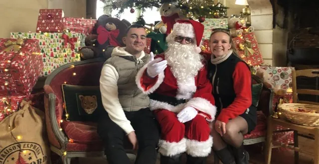 photo  mazé-milon, le 30 novembre 2024. pas de marché de noël sans père noël. celui du château de montgeoffroy n’échappe pas à la règle. un succès qui ne se dément pas, y compris auprès de grands enfants.  &copy;  co – christophe ricci 