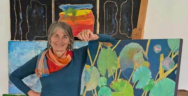 photo  l’artiste tisse ses matières et ses couleurs comme pour une tapisserie vivante et mystérieuse.  &copy;  marie-pierre autonne 