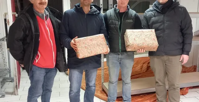 photo  les commerçants adhérents à l’union commerciale mettent en place la vitrine de noël ou de nombreux lots à gagner seront exposés.  &copy;  ouest-france 