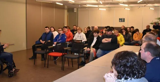 photo  une quarantaine de personnes accueillies par la présidente valérie radou, ont fait le point sur les perspectives d’emplois dans la 4cps.  &copy;  le maine libre 