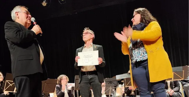photo  au centre, laurent chevalier a reçu la médaille de bronze pour ses 25 années de service au sein de l’orchestre de la vègre.  &copy;  le maine libre 