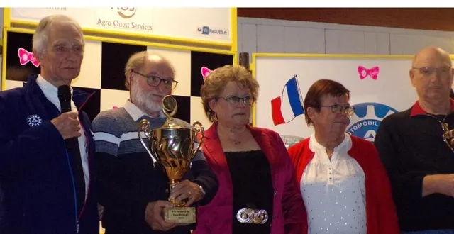 photo  gisèle boulay, au centre, a offert deux coupes de son défunt mari à l’association pour récompenser des commissaires.  &copy;  le maine libre 