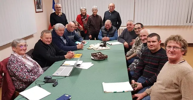 photo  l’ancienne équipe et la nouvelle équipe du comice agricole réunies pour assurer une transition réussie.  &copy;  le maine libre 