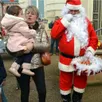photo  le père noël a distribué des friandises. 