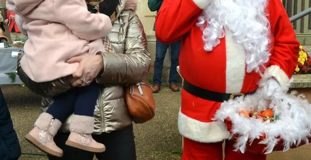 photo  le père noël a distribué des friandises.  &copy;  le maine libre 
