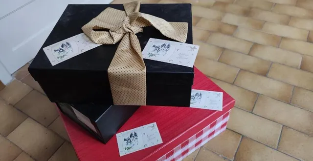 photo  un mot doux, un truc bon, un divertissement, un truc chaud pour l’hiver et un produit de beauté : voilà ce qui compose les boîtes de noël solidaires.  &copy;  archives co 