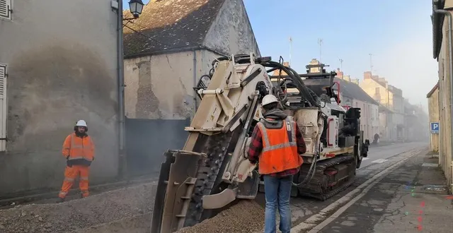 photo  un énorme engin radio commandé creuse une tranchée, broie l’enrobé et rebouche derrière son passage.  &copy;  ouest-france 