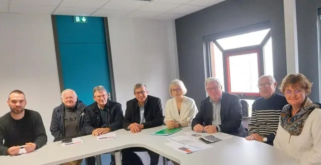 photo  lors de la réunion de lancement, à partir de la gauche : françois cousin, chargé d’opération, roland foucher, adjoint, rémi dujarrier, conseiller délégué, michel leroyer, maire, isabelle rioux, sous-préfète d’argentan, yves goasdoué, président de flers agglo, michel dumaine, vice-président, et nathalie martragny, du service habitat.  &copy;  ouest-france 