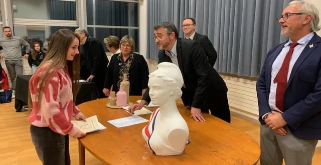 photo  les anciens élèves de troisième ont reçu leur diplôme.  &copy;  le maine libre 