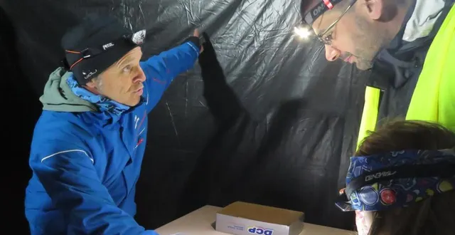 photo  olivier donne les explications : « le parcours famille découverte de balises est ponctué de jeux, rébus, labyrinthe. »  &copy;  le maine libre 