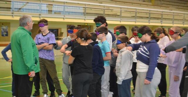 photo  les élèves du collège rené-guy-cadou prêts pour découvrir le cécifoot.  ©  photo presse océan 