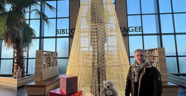 photo  les villageois peuvent admirer un sapin géant à l’entrée de la galerie marchande du supermarché. particularité de ce sapin, c’est qu’il brille de mille feux ou plutôt de 2,6 km de guirlandes soit 26 000 led. sa structure a été réalisée par un des artisans locaux, stéphane hubert, de la fabrique d’antoigné.  &copy;  ouest-france 