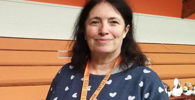 photo  rachel, bénévole à l’association le chat potée, exposait des lutins de noël, des livres.  &copy;  ouest-france 