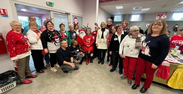 photo  élus et bénévoles à l’heure d’une pause avec le père noël.  &copy;  ouest-france 
