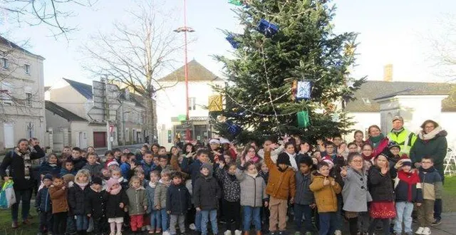photo  des élèves des deux écoles, léonard-de-vinci etsaint-louis, ont participé à la décoration du sapin.  &copy;  co 