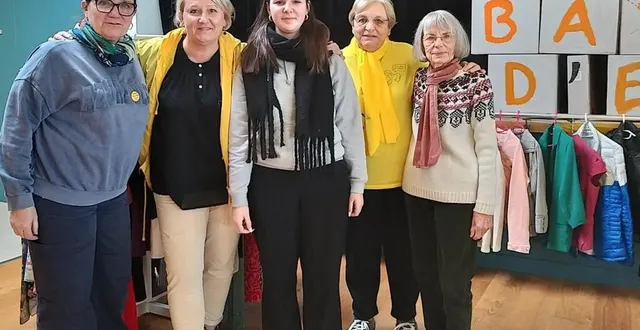 photo  trois bénévoles géraient l’espace de vente… une belle occasion pour faire de bonnes affaires.  &copy;  ouest-france 