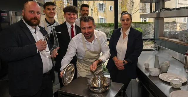 photo  angers, le 3 décembre 2024. clément paillard (au centre) et son équipe accueilleront les gourmets à côté de la cathédrale et de la montée saint-maurice.  &copy;  co – laurent combet 
