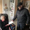 photo  beaufort-en-anjou, le 6 décembre 2024. martial goislard a fait bien plus que de remettre un chèque-cadeau à éliane glöerfelt, son ancienne voisine. il lui a rendu visite. 