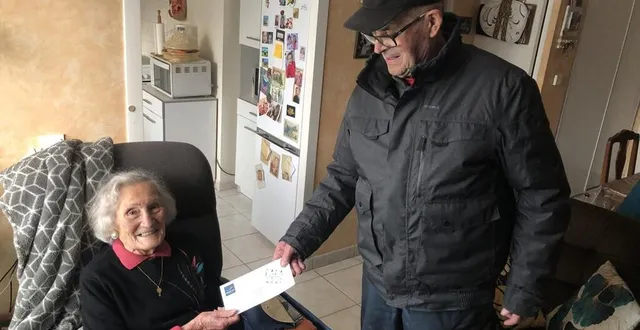 photo  beaufort-en-anjou, le 6 décembre 2024. martial goislard a fait bien plus que de remettre un chèque-cadeau à éliane glöerfelt, son ancienne voisine. il lui a rendu visite.  &copy;  co - christophe ricci 