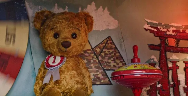 photo  dans « le noël de teddy l’ourson » d’andrea eckerbom, la jeune mariann (marte klerck-nilssen), 8 ans, se balade sur un marché de noël lorsque son attention est attirée par une peluche à gagner dans l’un des stands. mais le petit ourson semble bien vivant…?  &copy;  capelight pictures 
