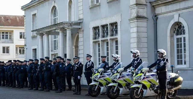 photo  la crs 10 fêtait ce vendredi 6 décembre son 80e anniversaire dans la cour du château de méhoncourt, au mans.  &copy;  photo le maine libre – xavier sarrat 