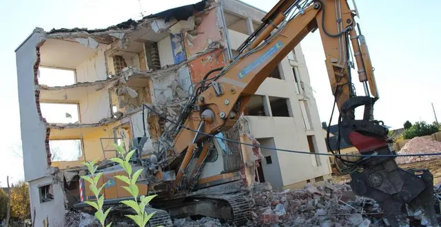 photo  après une démolition en décembre 2015, le site de l’ancienne gendarmerie devrait enfin accueillir des logements.  &copy;  archives le maine libre 