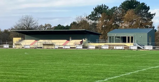 photo  les vestiaires-tribunes et le nouveau bâtiment, vus depuis la piste.  &copy;  le maine libre 