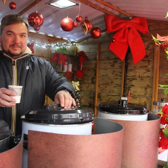 photo dans son chaler, place henri-iv, kévin mesme a pris ses quartiers pour un mois complet.  ©  ouest-france