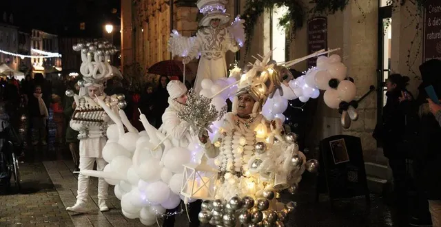 photo  sous la pluie, la 4e édition de la nuit des couleurs peine à séduire.  &copy;  le maine libre 