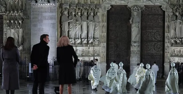 photo  emmanuel macron entouré de son épouse brigitte (à droite) et de la maire de paris, anne hidalgo (à gauche), devant la cathédrale notre-dame, samedi 7 décembre 2024.  &copy;  christophe petit-tesson / pool / afp 