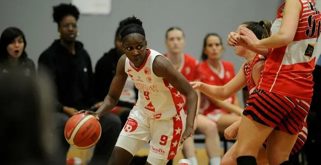 photo  une fois encore dans tous les bons coups, fatou dieng a donné le tempo à une rencontre maîtrisée par le bc chauray.  &copy;  co - christophe bernard 