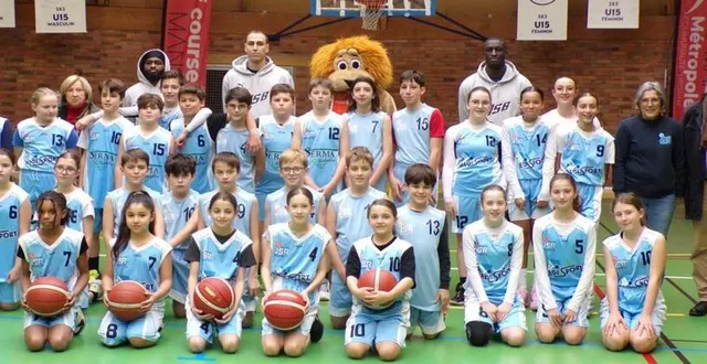 photo  tray buchanan, loïs grasshoff, et la mascotte léo et abdoulaye ndoye posent avec les u13 filles et garçons.  &copy;  le maine libre 