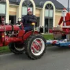 photo ce père noël avait fière allure dans sa charrette tirée par un tracteur enguirlandé.