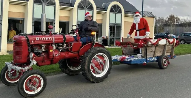 photo  ce père noël avait fière allure dans sa charrette tirée par un tracteur enguirlandé.  &copy;  le maine libre 