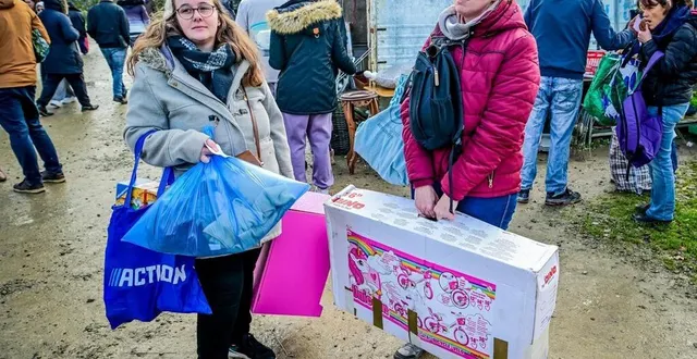 photo  cynthia et tiphany sont des habituées de la grande vente d’hiver. elles y trouvent toujours des cadeaux de noël à bas prix.  &copy;  photo le maine libre – yvon loué 