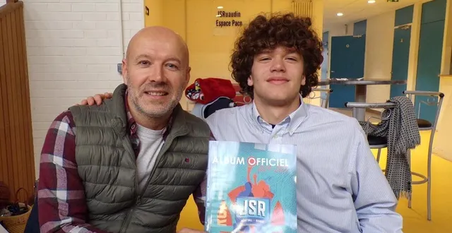 photo  pierre clément et son fils matis clément-leblanc présentent l’album officiel de la jsr basket de ruaudin.  &copy;  le maine libre 