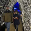 photo  doué-la-fontaine, samedi 7 décembre 2024. sous terre, le tunnel de lumière emmène le public vers le sapin. 