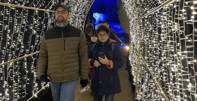 photo  doué-la-fontaine, samedi 7 décembre 2024. sous terre, le tunnel de lumière emmène le public vers le sapin.  &copy;  co 