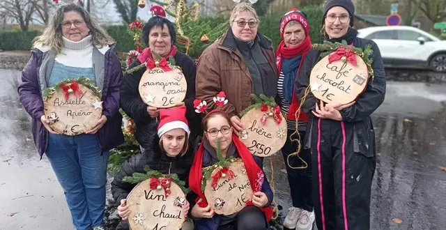 photo  une partie des bénévoles, samedi 7 décembre 2024, avec les décorations qui devaient servir à la buvette.  &copy;  ouest-france 