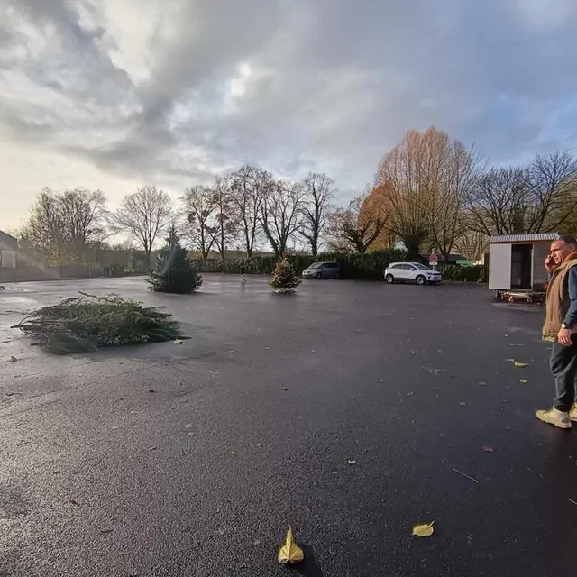 photo les installations ont dû être démontées de la place des deux-fonds avant le début du marché de noël face aux conditions météo.  ©  ouest-france