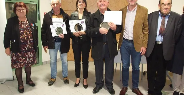 photo  les trois nominés, pierre mariande, sylvie charpentier et alain richard, avec le maire arnaud mongela, andré froger et arlette bouvier.  &copy;  ouest-france 