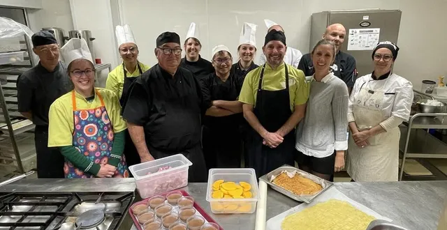 photo  dans les cuisines du château de la turmelière, la brigade des stagiaires découvre les astuces d’une cuisine naturelle et nourrissante.  &copy;  ouest-france 