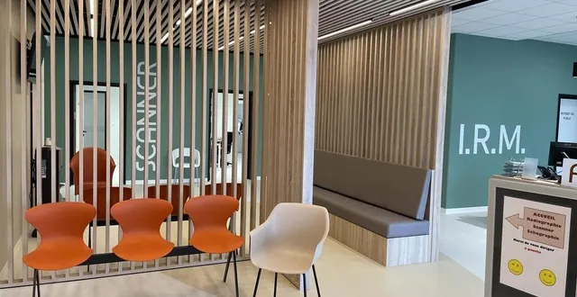 photo  murs colorés, matériaux en bois, le nouveau pôle de radiologie situé à la zone des essards à saint-georges-des-groseillers, dans l’orne, offre un accueil plus chaleureux.  &copy;  ouest-france 