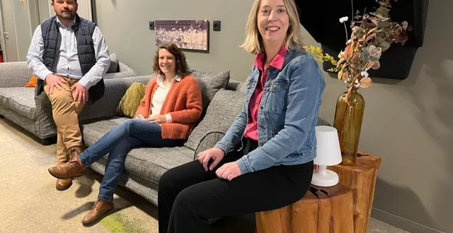 photo  valérie pelhate (au premier plan) ; delphine sabatier (au centre) qui la remplace au poste de la direction d’initiative sarthe ; et jérôme mogis, le président de l’association depuis avril.  &copy;  ouest-france 