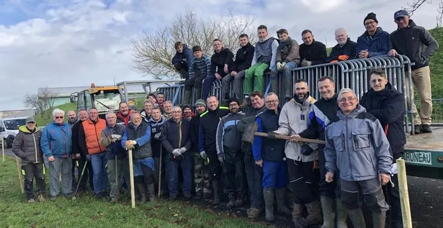 photo  plus de quarante bénévoles du vsf cyclisme se sont mobilisés, samedi 7 décembre 2024, sur la base de loisirs. en bas à droite, le président hugo pichot.  &copy;  ouest-france 