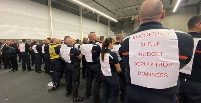 photo  une vingtaine de sapeurs-pompiers ont retiré leurs vestes pour faire apparaître des slogans revendicatifs.  &copy;  ouest-france 